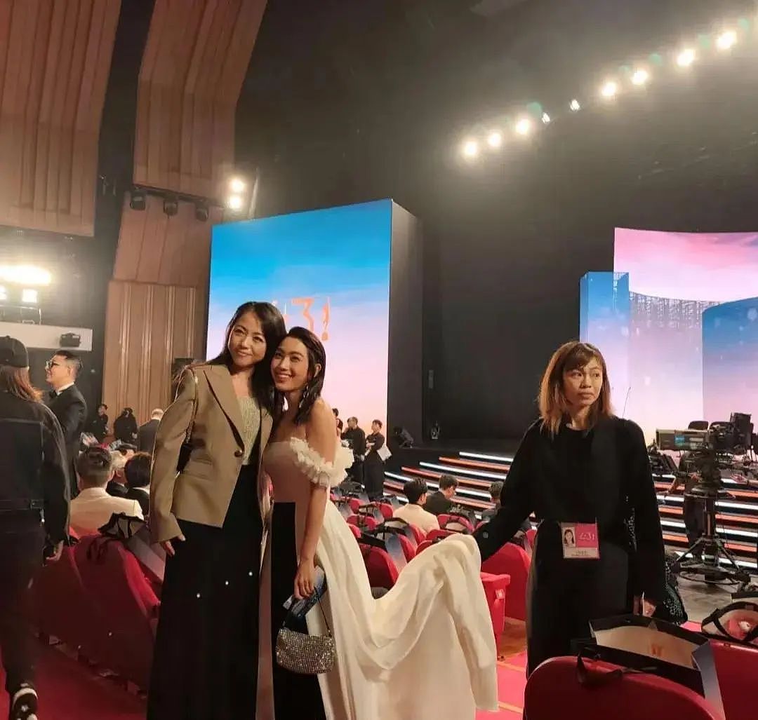 68岁尔冬升携9岁女儿现身香港金像奖,女友罕见露面,撞脸汤唯(组图) - 8
