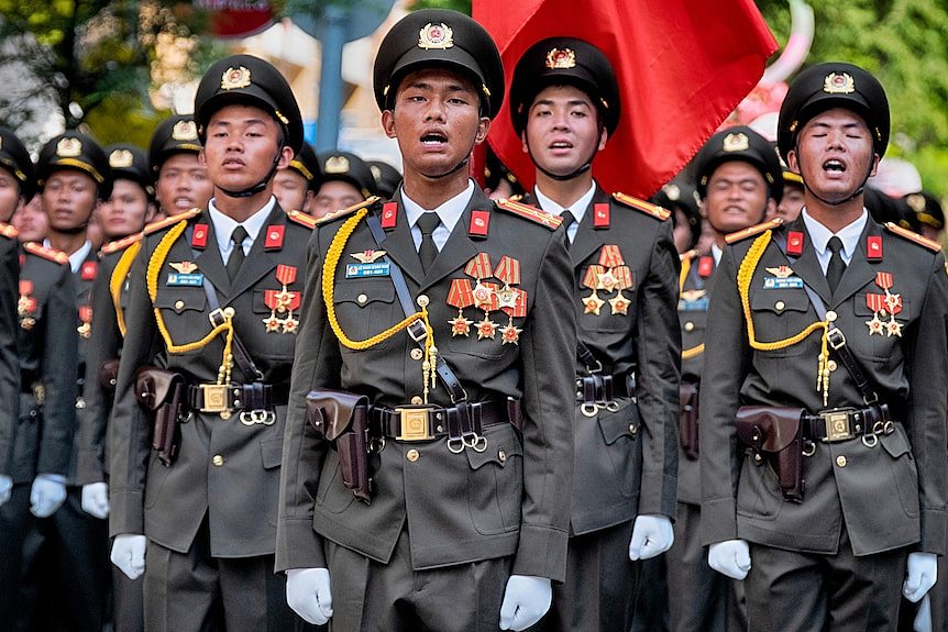 越南举行盛大阅兵式庆祝越战结束50周年，中国解放军仪仗队参加（组图） - 1