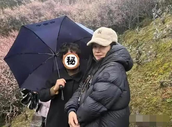 赵薇现身北京某影院戴口罩被认出保镖一路护送!和陈坤黄渤坐一起(组图) - 12