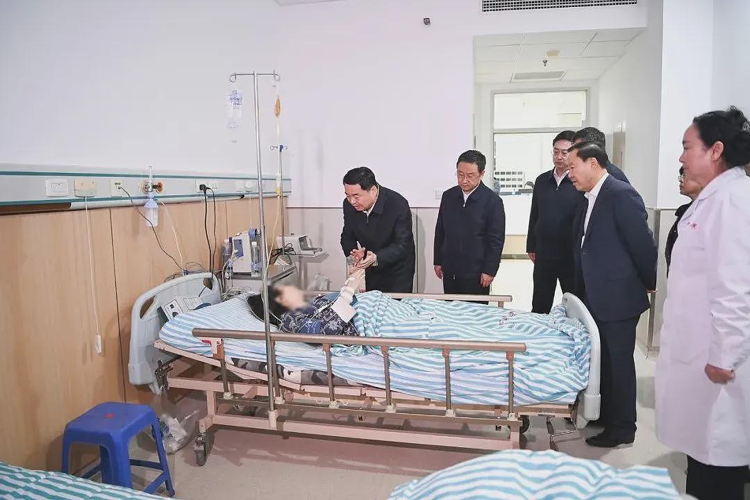 辽宁省委书记、省长连夜赴辽阳火灾事故现场，指导善后处置工作、看望慰问伤员（组图） - 6