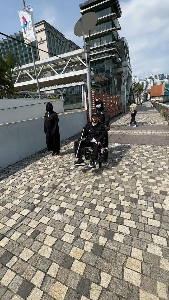 谢霆锋父亲谢贤露面：坐轮椅打扮很时髦，主动伸手跟大家打招呼（组图） - 7