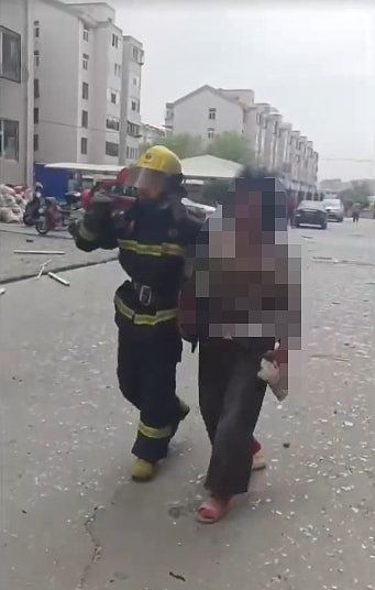 已造成17人受伤!山西太原一居民楼爆炸,黑烟弥漫至高铁站,伤者四散逃离(视频/组图) - 5