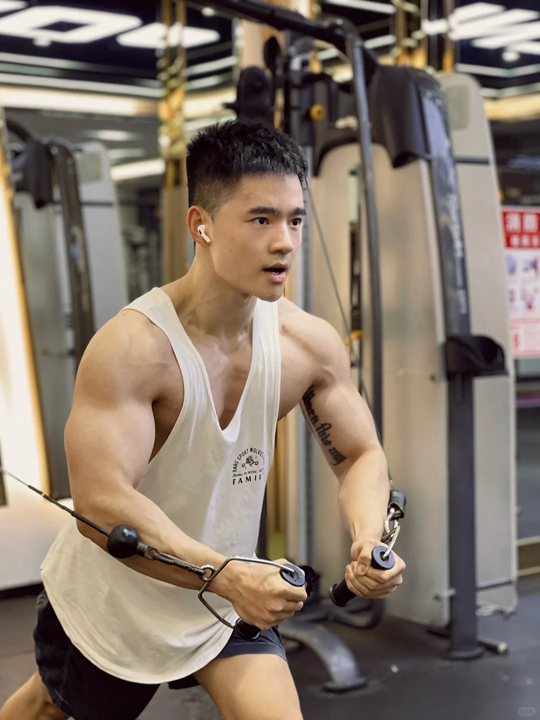 【帅哥】25岁珠海新晋演员,奶味腱子肉,棱角分明五官,这萌萌哒的小鹿眼睛也没谁了(组图) - 10
