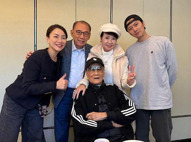 谢霆锋父亲谢贤露面：坐轮椅打扮很时髦，主动伸手跟大家打招呼（组图） - 11