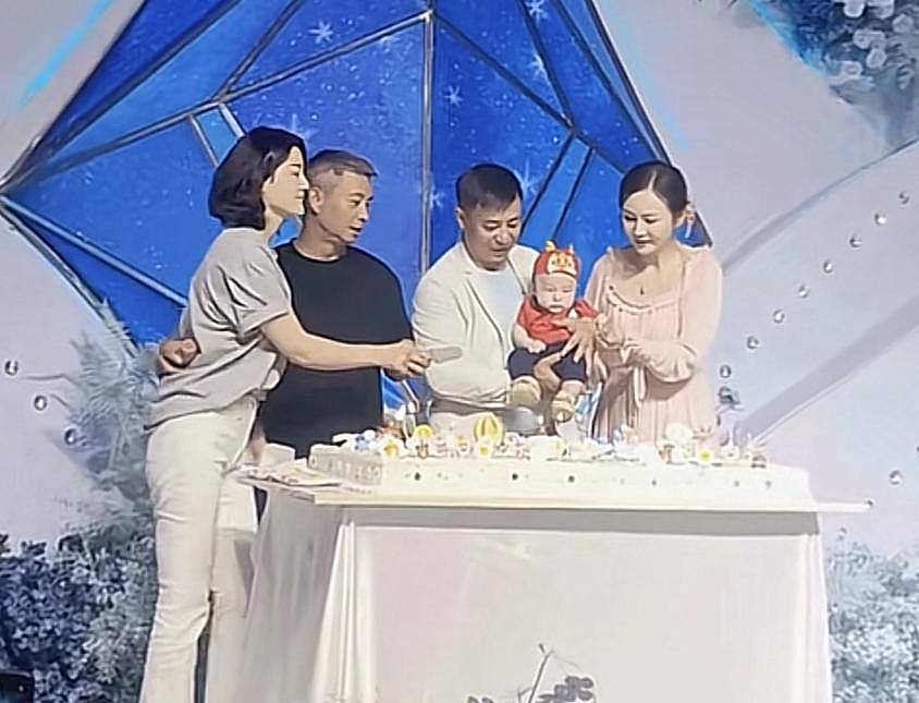 曝李小双已离婚,带美女参加侄子百日宴,女方身份曝光,年轻漂亮(组图) - 3