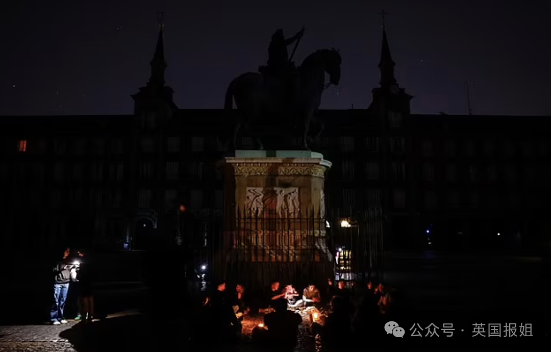 西班牙葡萄牙原因不明大停电致全境瘫痪?网络失灵、超市被抢空,有民众提着行李走铁轨回家…(组图) - 17