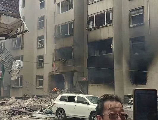 已造成17人受伤!山西太原一居民楼爆炸,黑烟弥漫至高铁站,伤者四散逃离(视频/组图) - 6