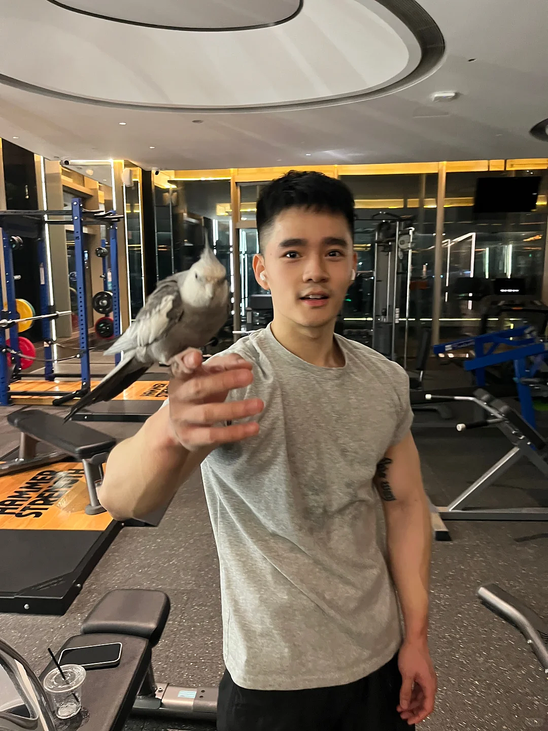 【帅哥】25岁珠海新晋演员,奶味腱子肉,棱角分明五官,这萌萌哒的小鹿眼睛也没谁了(组图) - 11