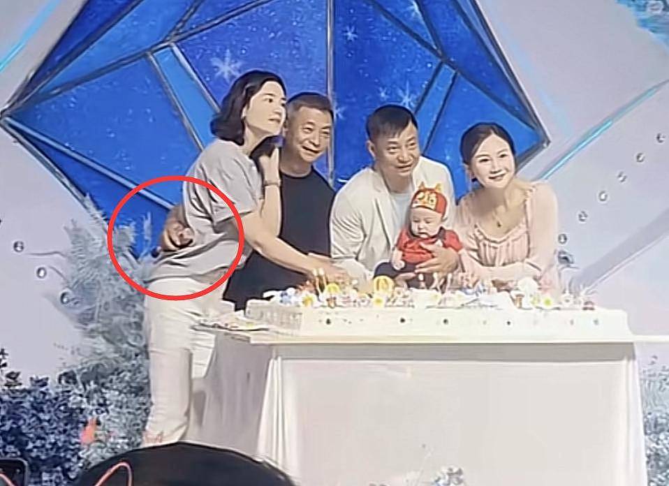 曝李小双已离婚,带美女参加侄子百日宴,女方身份曝光,年轻漂亮(组图) - 4