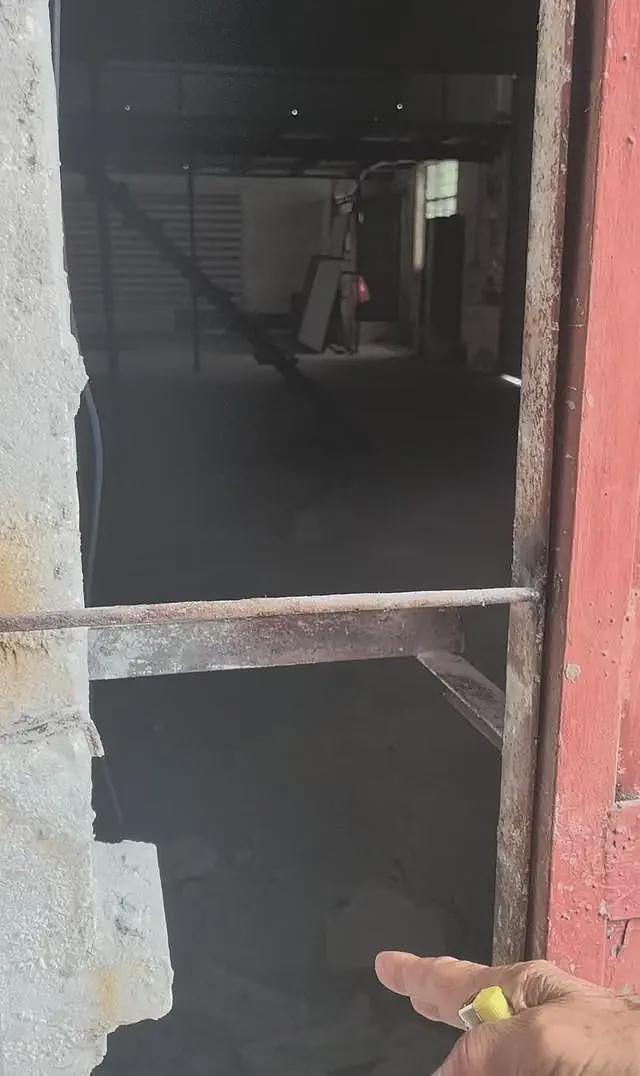 八旬老人与亡子女友再婚，女儿怒砸门称要守住遗产（组图） - 3