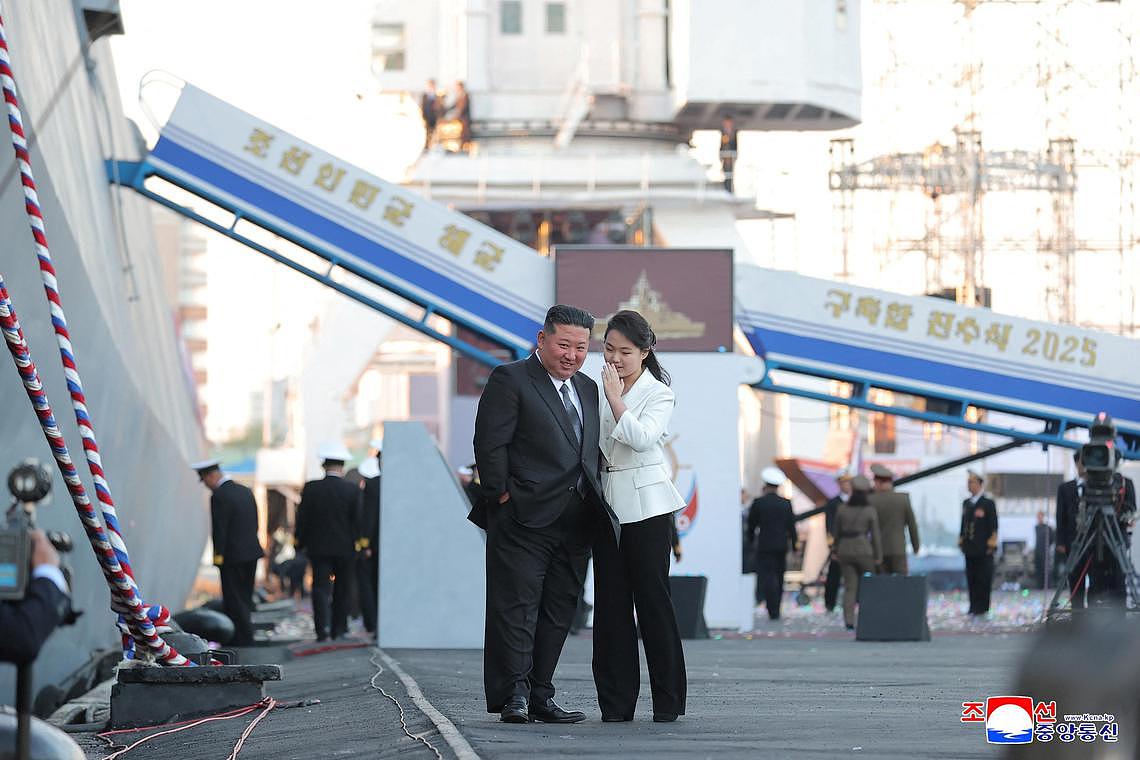 金正恩观摩新驱逐舰武器试射，要求加快核武装（组图） - 2