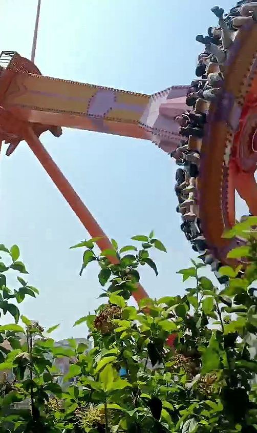 杭州乐园大摆锤悬停空中1分钟，有学生吓到“腿软”；乐园回应：“两边体重恰好持平，概率万分之一”（组图） - 2