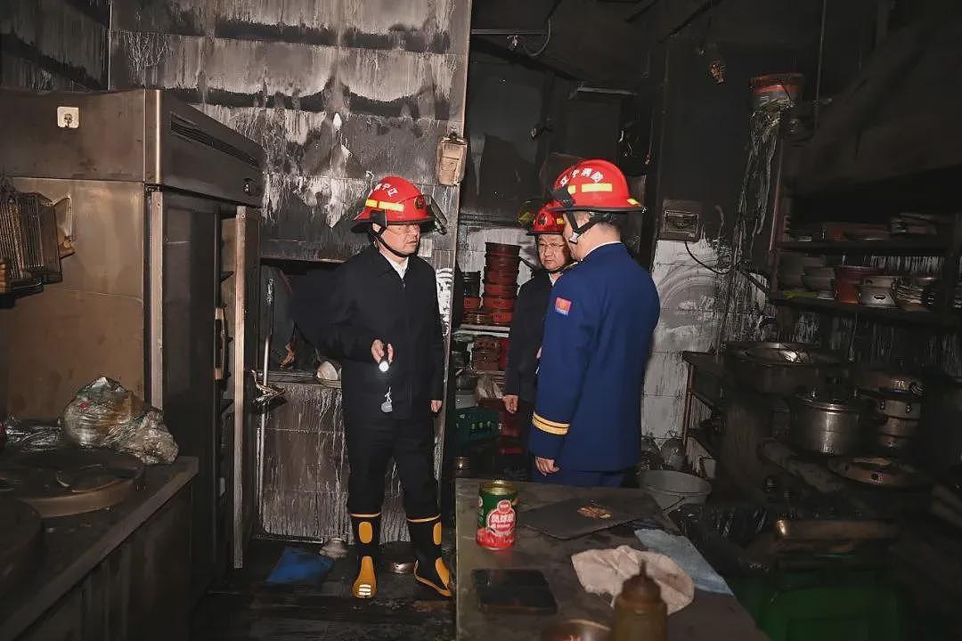 辽宁省委书记、省长连夜赴辽阳火灾事故现场，指导善后处置工作、看望慰问伤员（组图） - 3