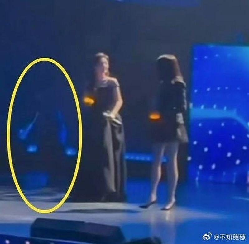 章子怡典礼意外摔倒伤势不轻，被捕捉到坐轮椅（组图） - 2