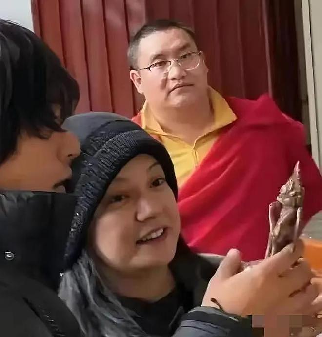 赵薇现身北京某影院戴口罩被认出保镖一路护送!和陈坤黄渤坐一起(组图) - 11