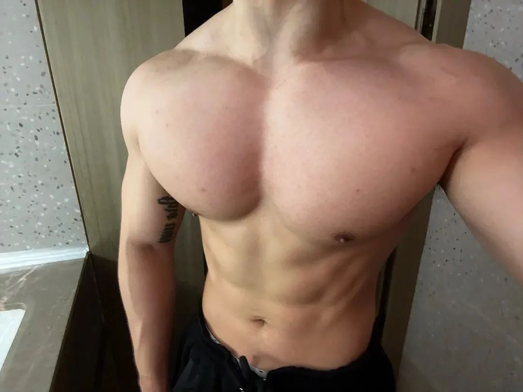 【帅哥】25岁珠海新晋演员,奶味腱子肉,棱角分明五官,这萌萌哒的小鹿眼睛也没谁了(组图) - 14