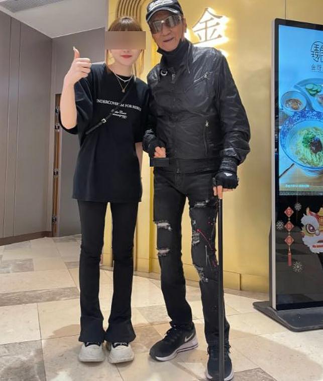 谢霆锋父亲谢贤露面：坐轮椅打扮很时髦，主动伸手跟大家打招呼（组图） - 9