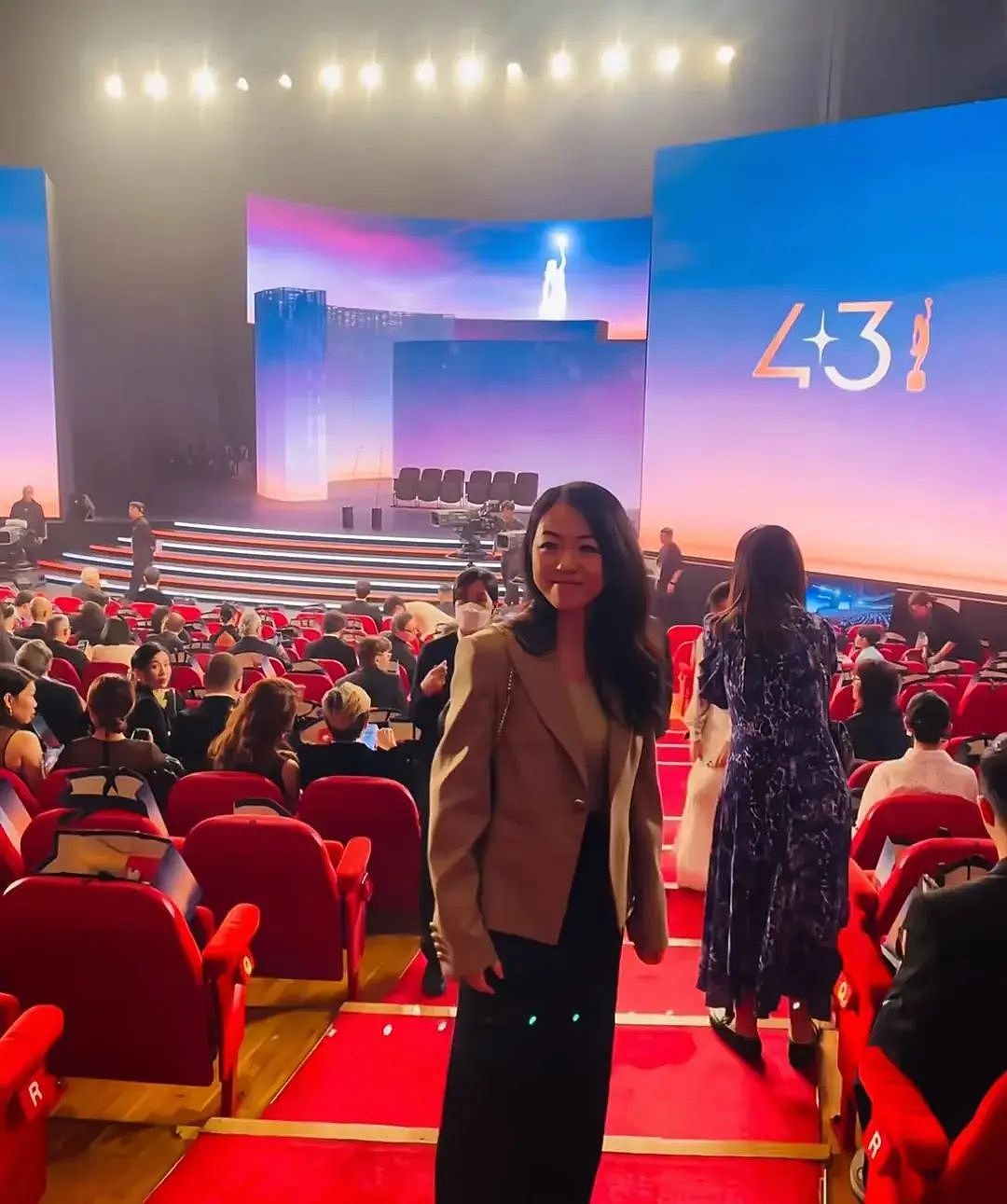 68岁尔冬升携9岁女儿现身香港金像奖,女友罕见露面,撞脸汤唯(组图) - 2