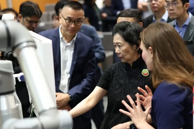 96岁李嘉诚终于现身，到医院动手做实验，笑出一脸皱纹（组图） - 11