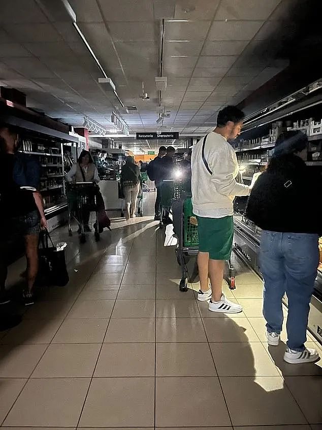 陷入黑暗！欧洲几国突然陷入大停电，民众们摸黑生活，傻眼了...（组图） - 18