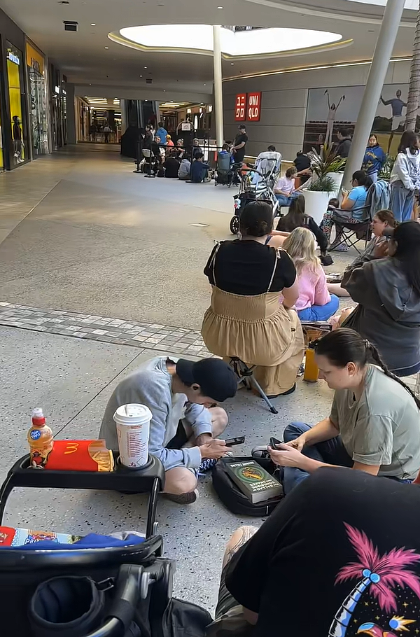 太疯狂了！全澳多地凌晨大排长龙，暴雨也要去！为了孩子拼了…（组图） - 8