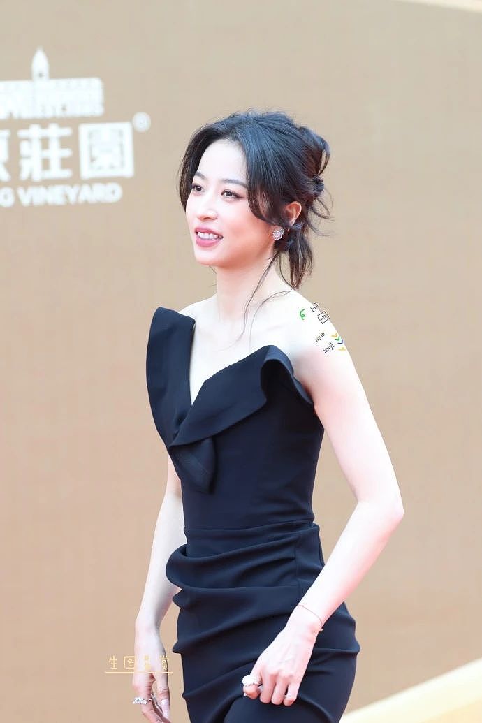 分手风波后首亮相,关晓彤彻底黑化…(组图) - 28