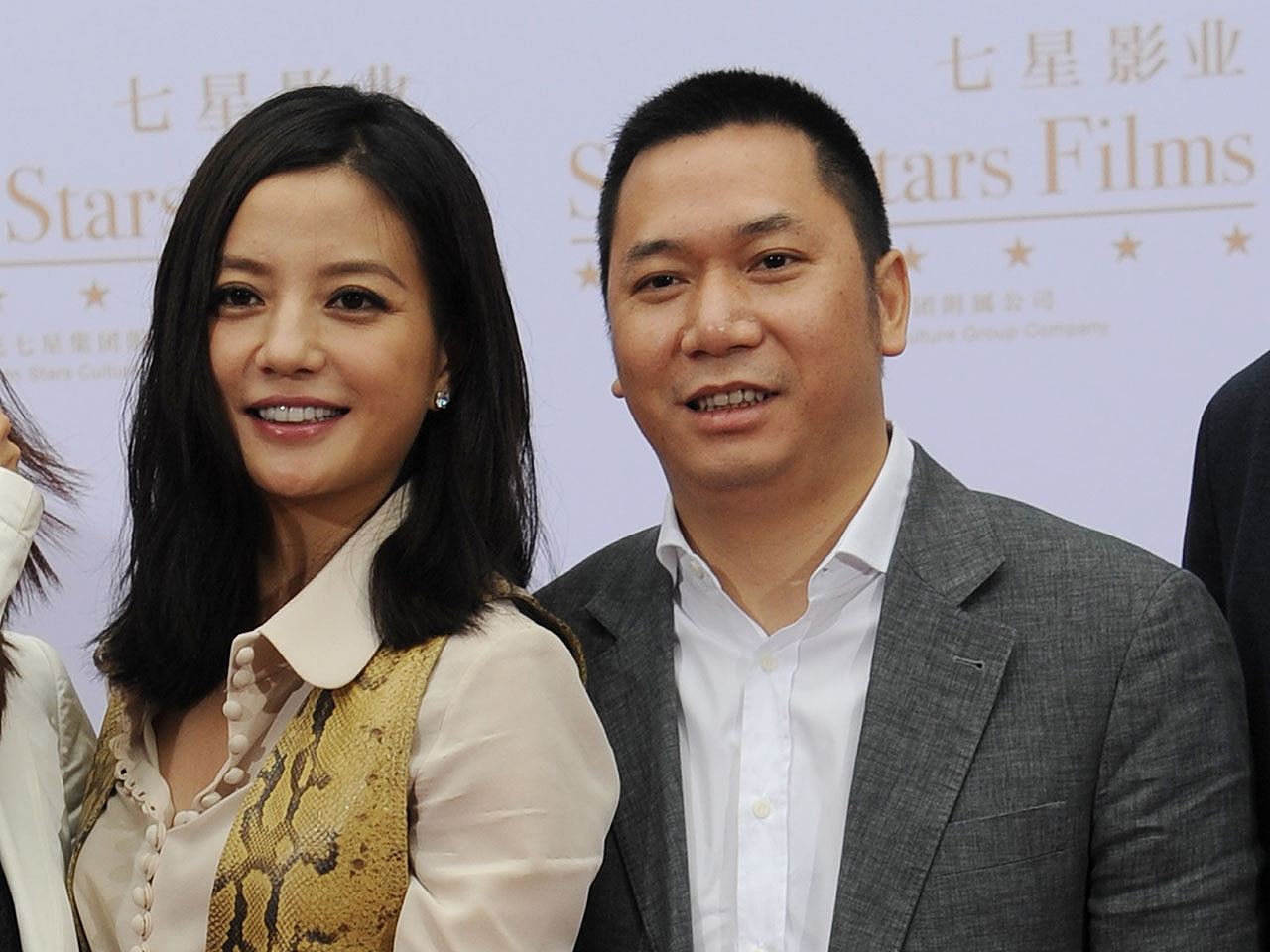 曝赵薇前夫黄有龙曾遭国际刑警通缉，2021年在法国被捕！中国申请引渡遭拒（组图） - 2