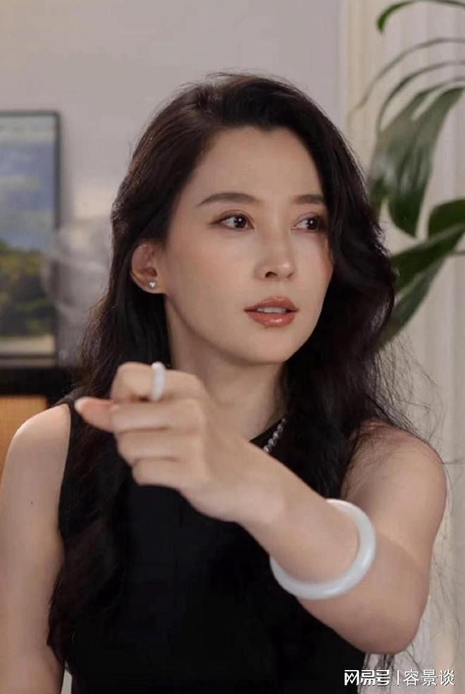 汪峰带仨儿女看剧，宠溺搂着儿子，醒醒乖巧站一旁，画的画真好（组图） - 9