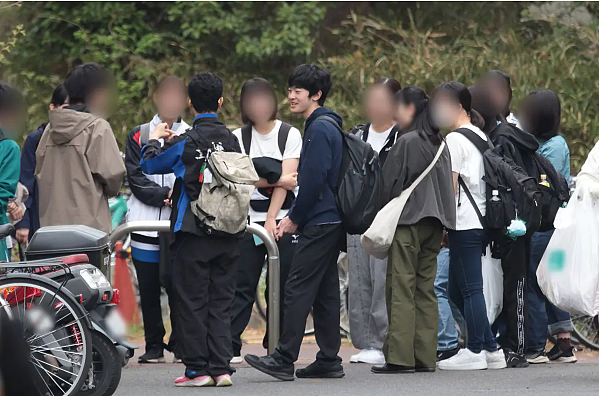 日本未来天皇频遭中国留学生偷拍!日媒称悠仁身边挤满了想跟他谈恋爱的女生(组图) - 16