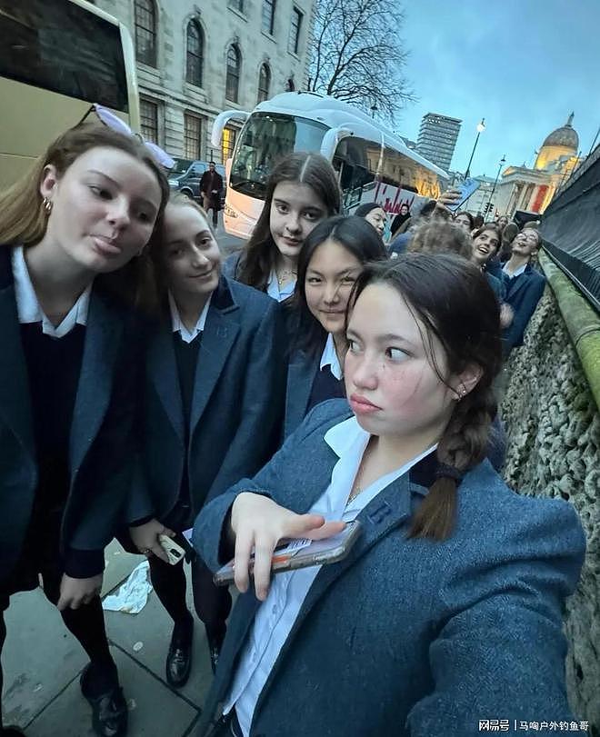 王诗龄晒英国女校校服照，被晒成小麦肤色，瘦了好多学校很漂亮（组图） - 5