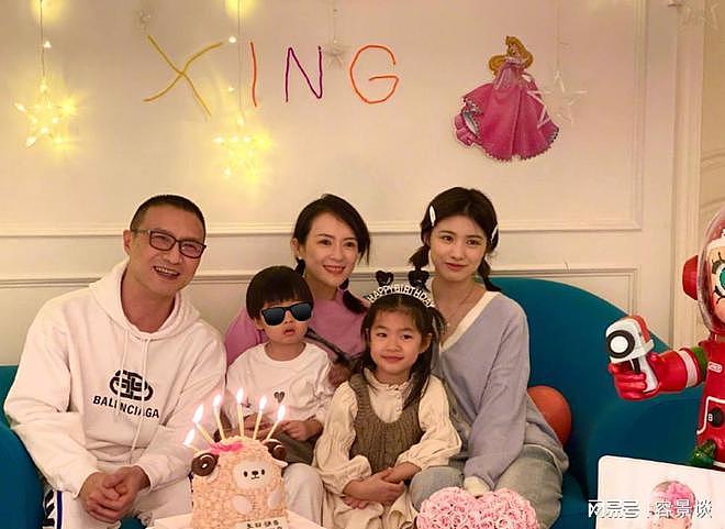 汪峰带仨儿女看剧，宠溺搂着儿子，醒醒乖巧站一旁，画的画真好（组图） - 7
