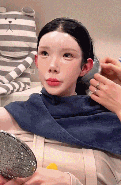 奥地利白女网红梦想当韩国美女,竟全脸爆改缝单眼皮整成塑料人?网友:看着都渗人(组图) - 11