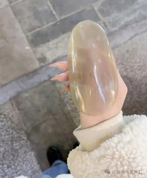 【爆笑】在拼xx买的纯欲风裸色美甲片，拆开后..？网友破防：这是恐龙用的尺寸吧？（组图） - 3