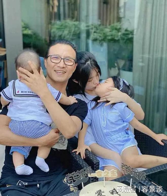 汪峰带仨儿女看剧，宠溺搂着儿子，醒醒乖巧站一旁，画的画真好（组图） - 5