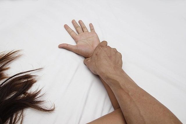 妈妈在澳洲工作，13岁少女呕吐腹痛求医发现怀孕，遭兽父乱伦性侵长达4年（组图） - 2