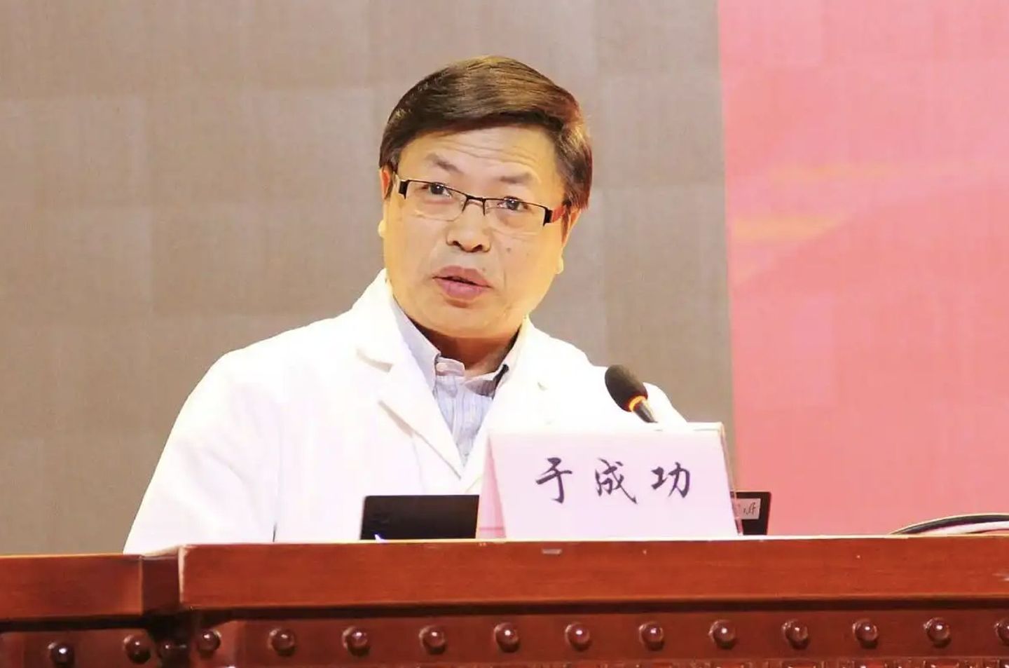 南京鼓楼医院院长及妻子遭人尾随砍伤,一路跟回家才动手(组图) - 1