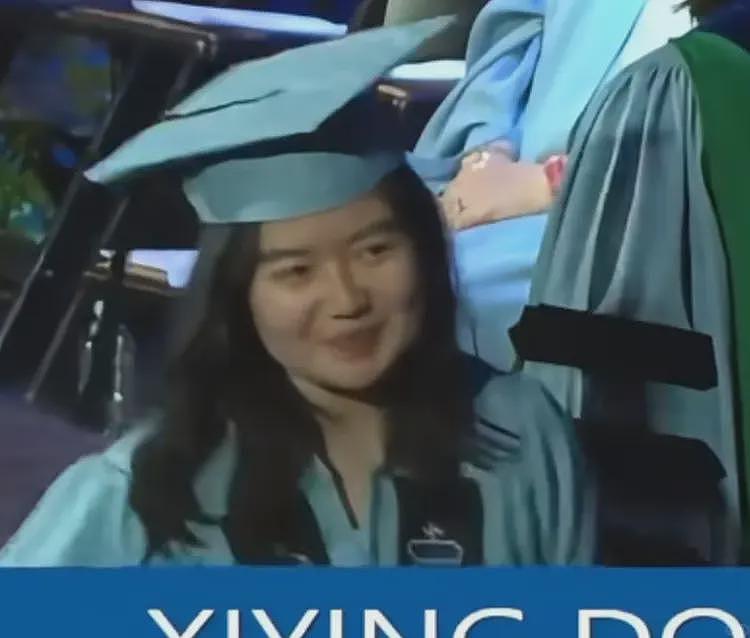 搞特权实锤？网友挖出18年巴纳德学院毕业典礼视频，疑似董小姐微笑出场（视频/组图） - 2