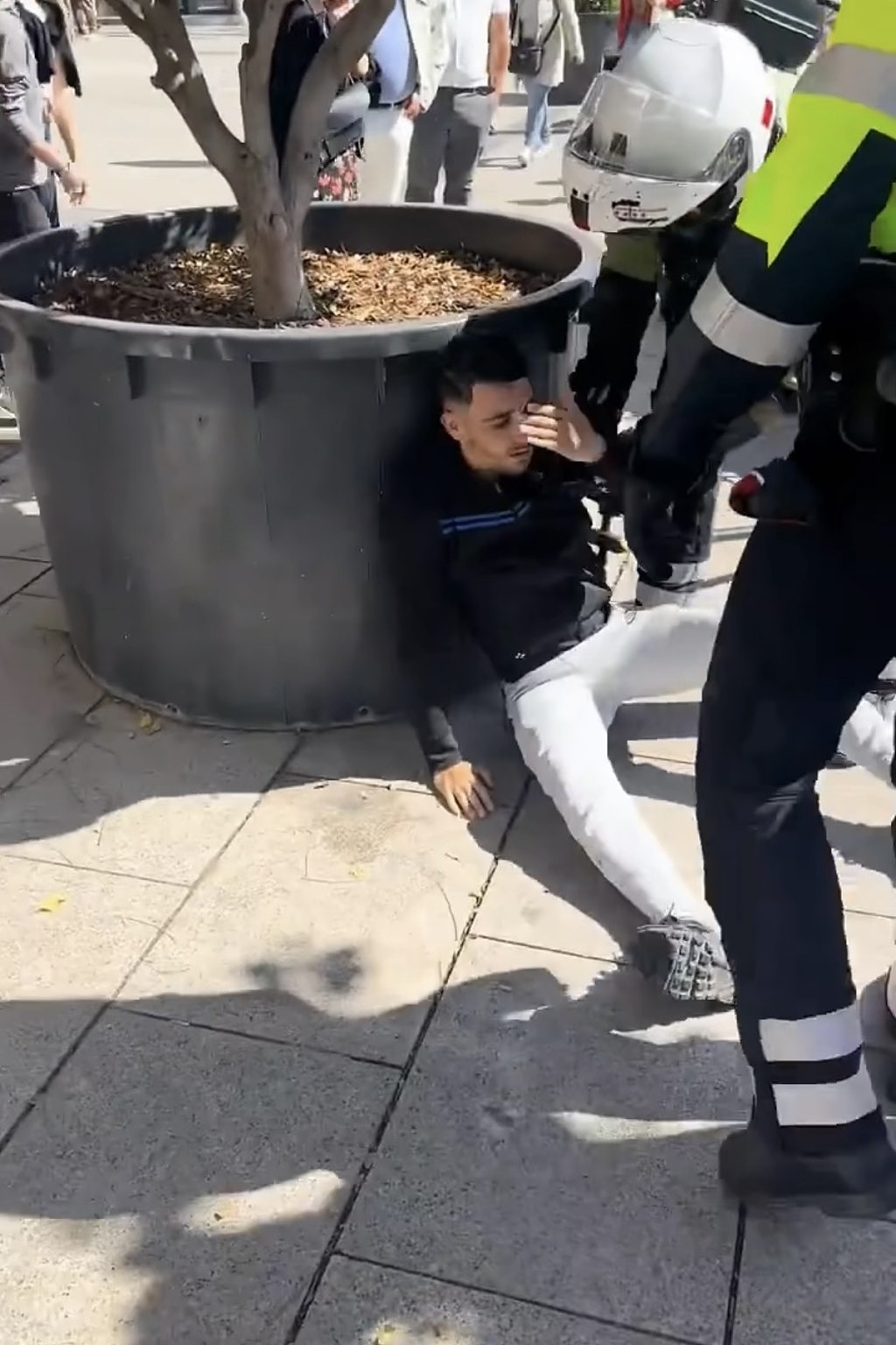 山东男子西班牙锁喉抓小偷，当地警察点赞路人齐拍掌（视频/组图） - 3