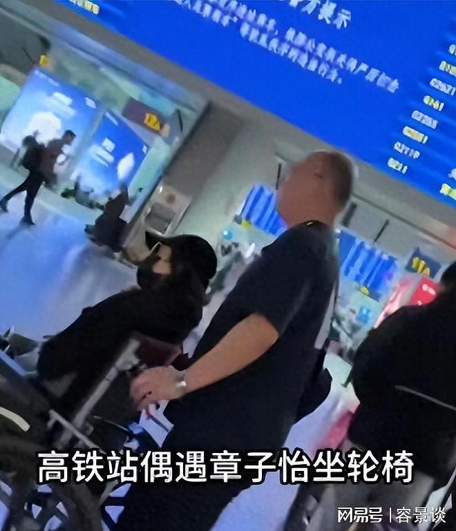 汪峰带仨儿女看剧，宠溺搂着儿子，醒醒乖巧站一旁，画的画真好（组图） - 1
