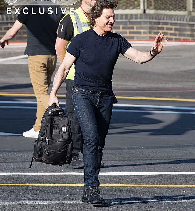 62岁阿汤哥新恋曝光容光焕发,开飞机载36岁女友,被质疑不对等(组图) - 1