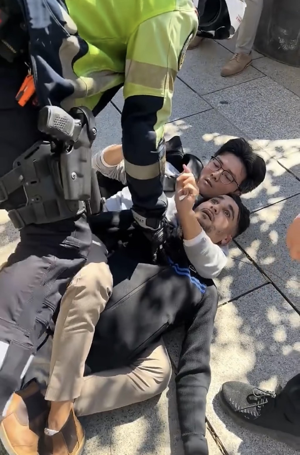 山东男子西班牙锁喉抓小偷，当地警察点赞路人齐拍掌（视频/组图） - 1