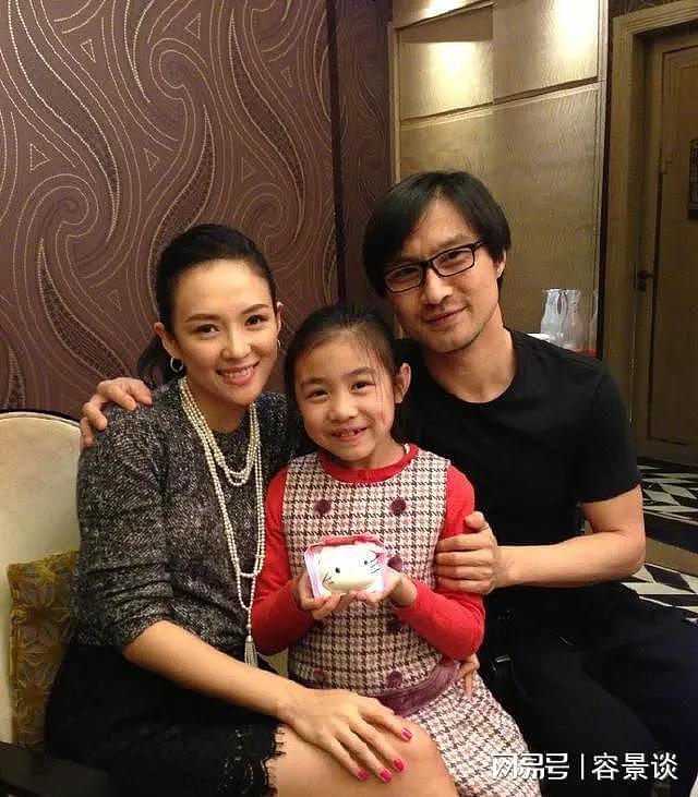 汪峰带仨儿女看剧，宠溺搂着儿子，醒醒乖巧站一旁，画的画真好（组图） - 8