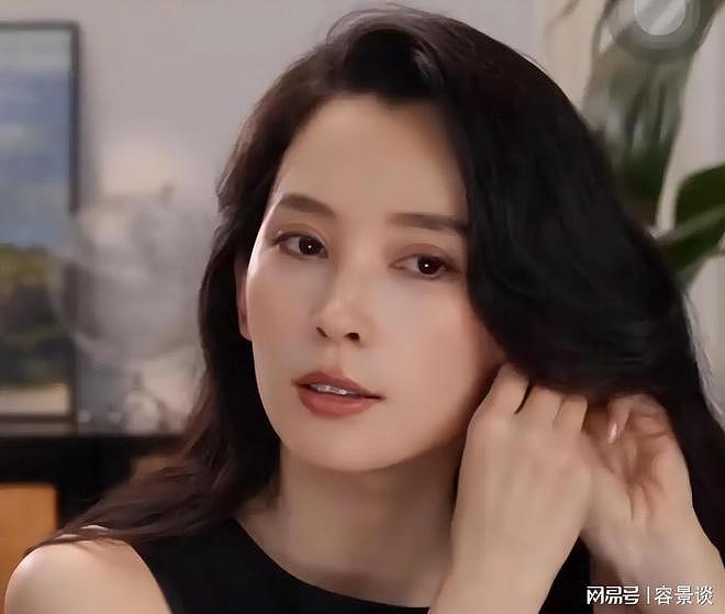 汪峰带仨儿女看剧，宠溺搂着儿子，醒醒乖巧站一旁，画的画真好（组图） - 10