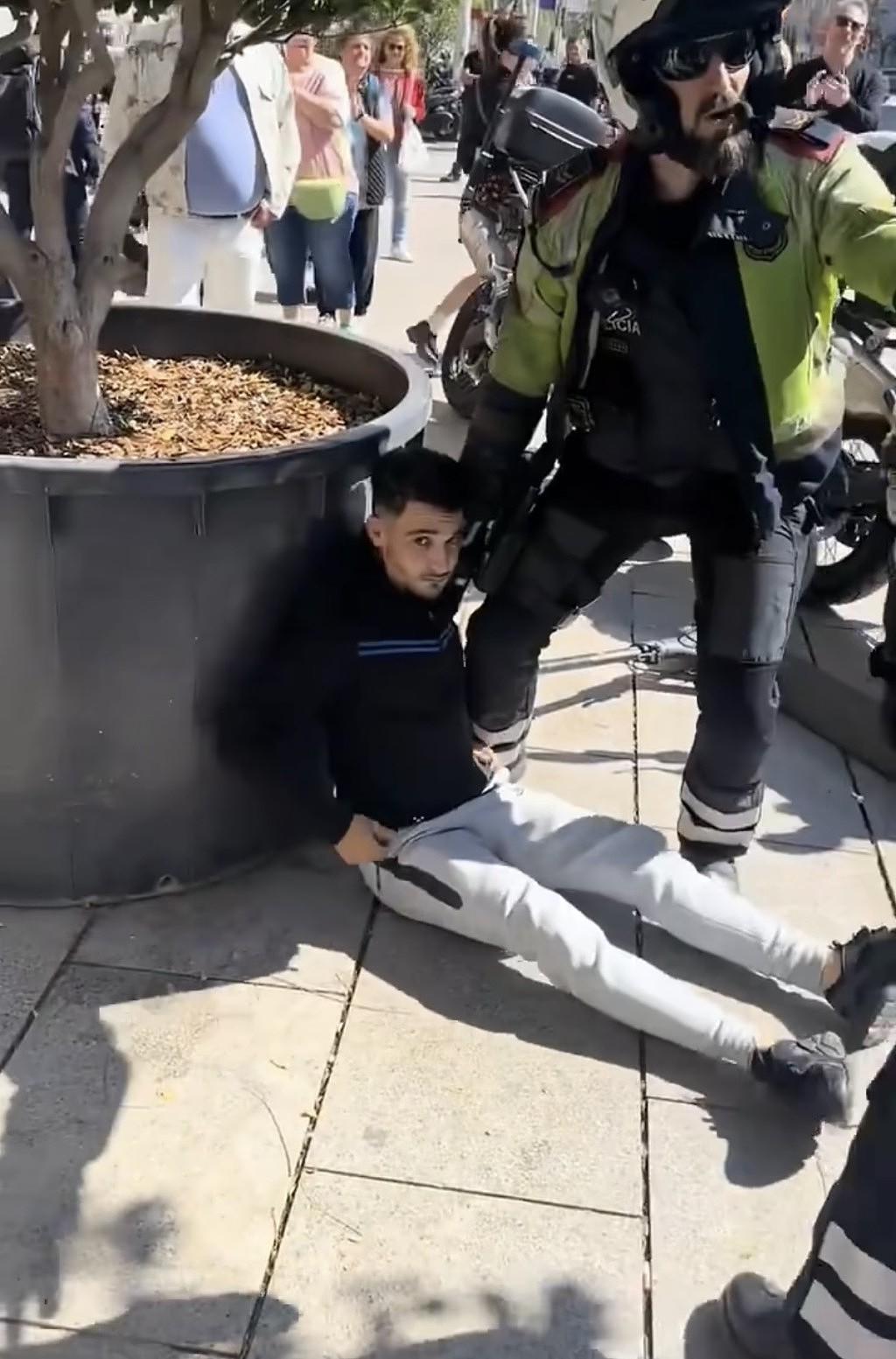 山东男子西班牙锁喉抓小偷，当地警察点赞路人齐拍掌（视频/组图） - 4
