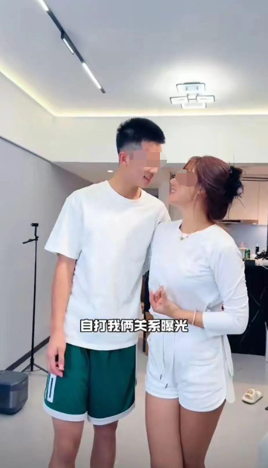 36岁富婆离婚带娃倒追19岁体育生,两人甜蜜日常被扒他到底图什么?(组图) - 16