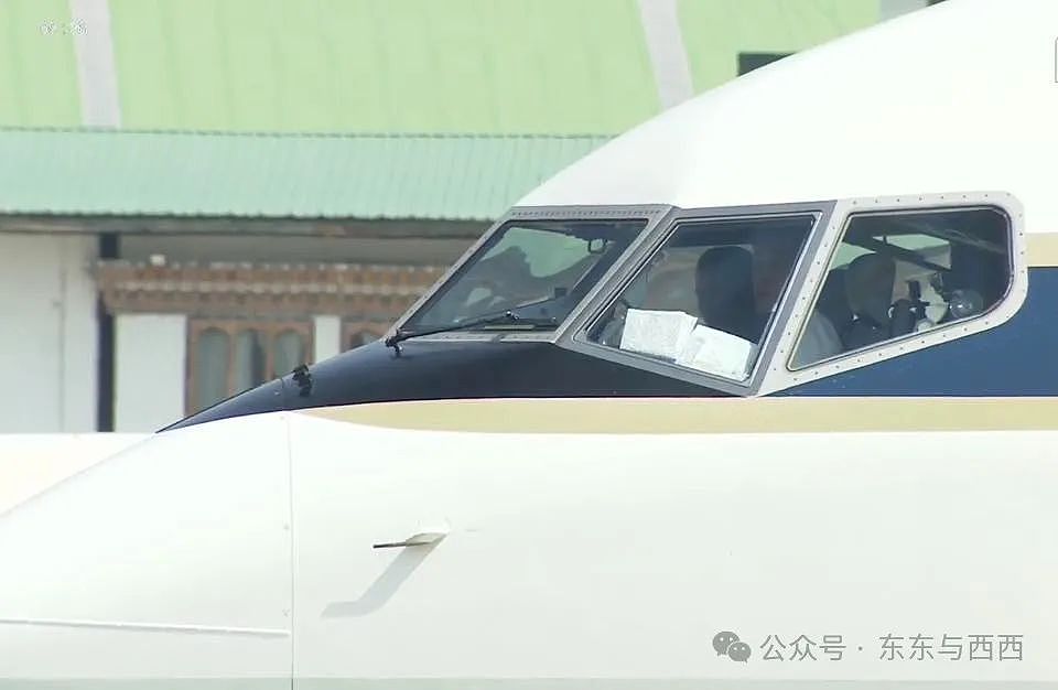 泰王亲自开飞机出访，与王后染情侣发色年轻十岁，73岁没立储就是不服老…（组图） - 7
