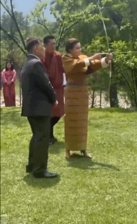 泰王亲自开飞机出访，与王后染情侣发色年轻十岁，73岁没立储就是不服老…（组图） - 31