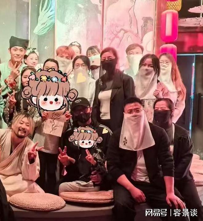 汪峰带仨儿女看剧，宠溺搂着儿子，醒醒乖巧站一旁，画的画真好（组图） - 4