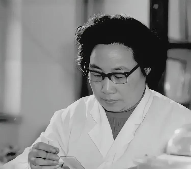屠呦呦的“院士难封”与董袭莹的“人生逆袭”(组图) - 1