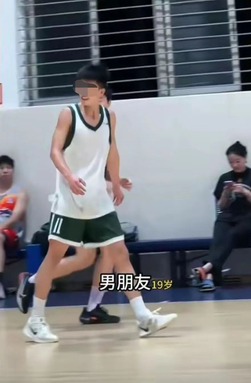 36岁富婆离婚带娃倒追19岁体育生,两人甜蜜日常被扒他到底图什么?(组图) - 4